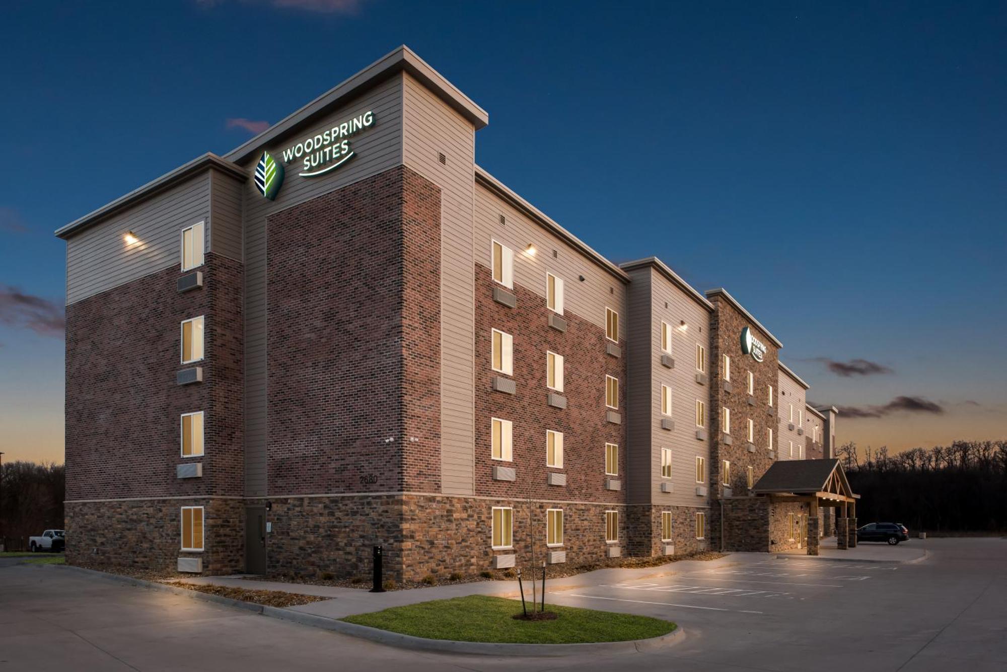 Woodspring Suites Coralville Iowa City Екстер'єр фото